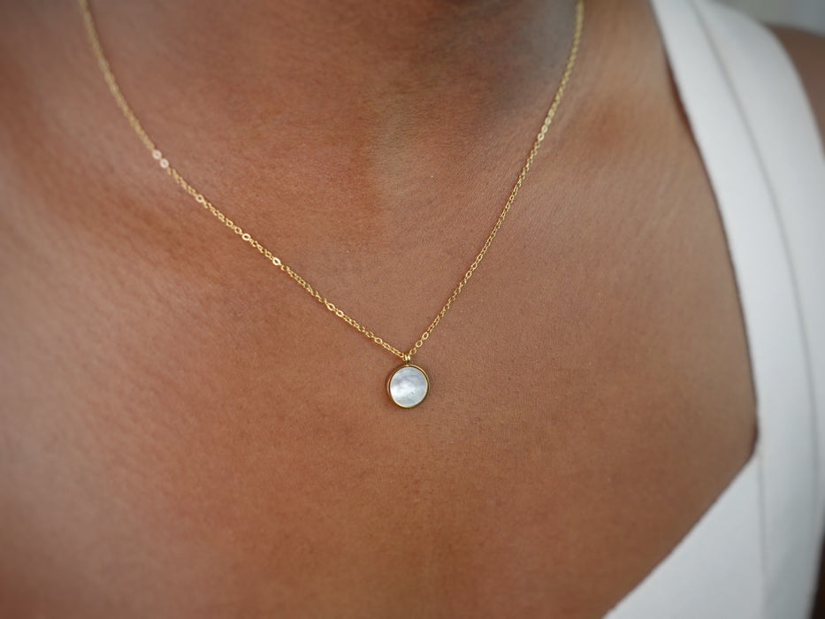 The Mother of Pearls Little Round Plate Necklace