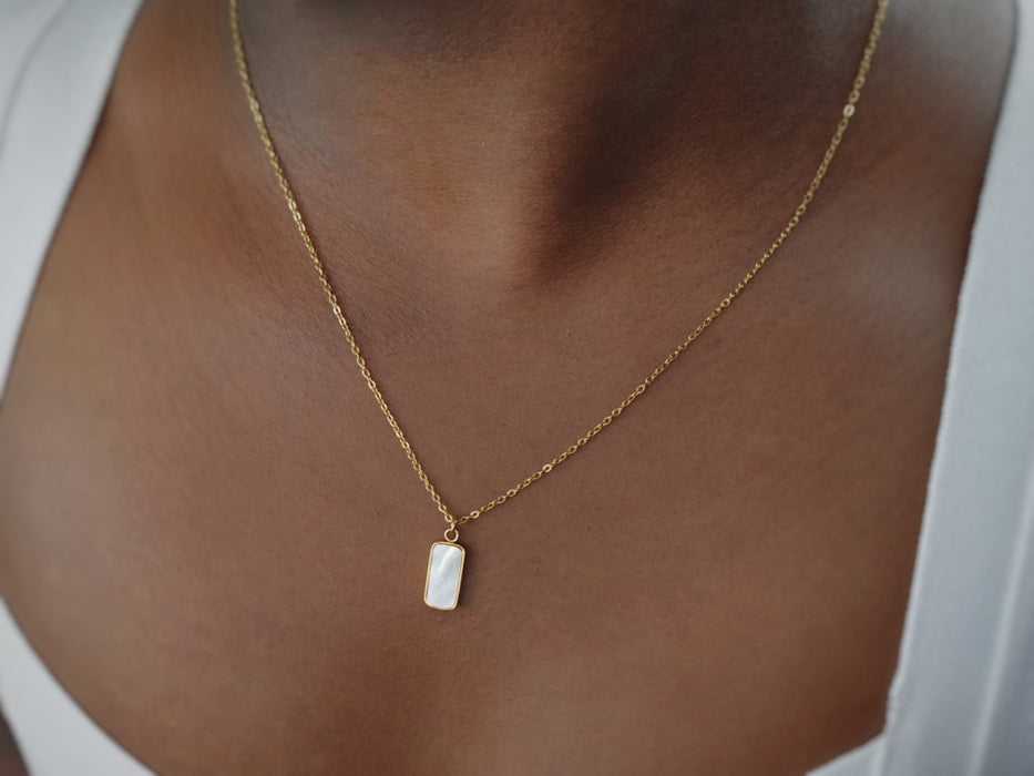 The Mother of Pearls Little Plate Necklace